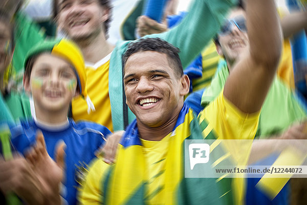 Brasilianische Fußballfans jubeln über das Fußballspiel