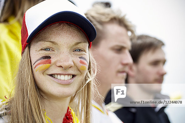 Deutscher Fußballanhänger lächelt beim Spiel  Porträt