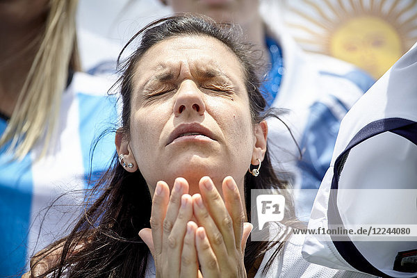 Argentinischer Fußballfan mit verzweifeltem Gesichtsausdruck beim Spiel