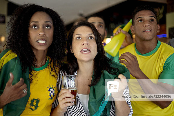 Brasilianische Fußballfans beobachten Spiel in der Bar