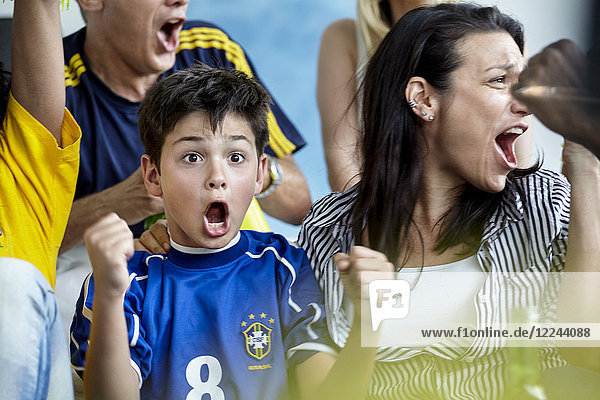 Brasilianische Fußballfans feiern zu Hause den Sieg