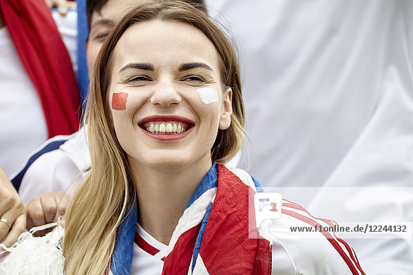 Britischer Fußballfan lächelt fröhlich  Porträt