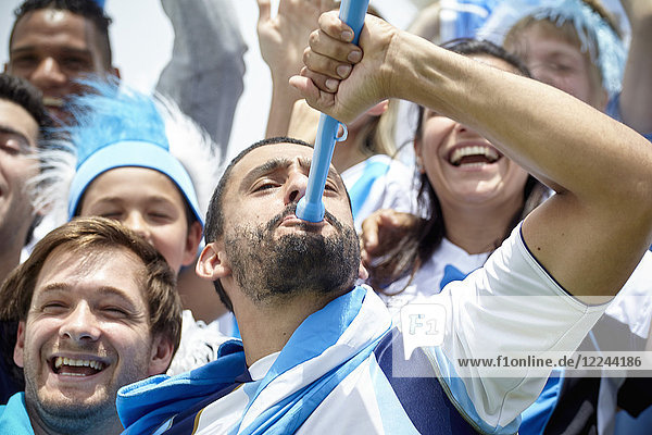Argentinischer Fußballfan spielt Vuvuzela beim Spiel