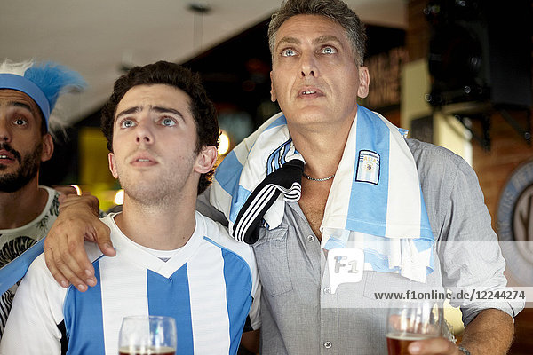 Argentinische Fußballfans beobachten Spiel in der Bar