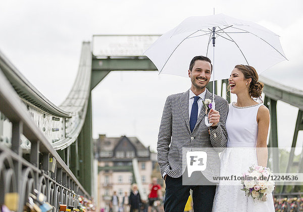 Hochzeitspaar mit Schirm