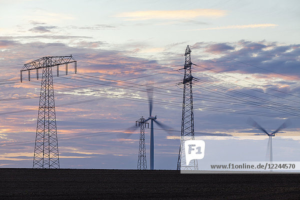 Windkraftanlagen und Überlandleitungen