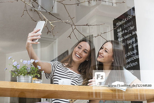 Zwei Frauen in einem Cafe  machen Selfie