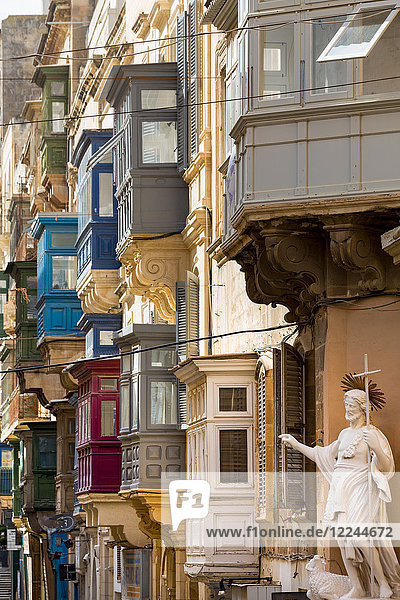 Statue auf dem Tirq San Pawl (St. Paul Street) in der Altstadt von Valletta  UNESCO-Weltkulturerbe und Kulturhauptstadt Europas 2018  Malta  Mittelmeer  Europa