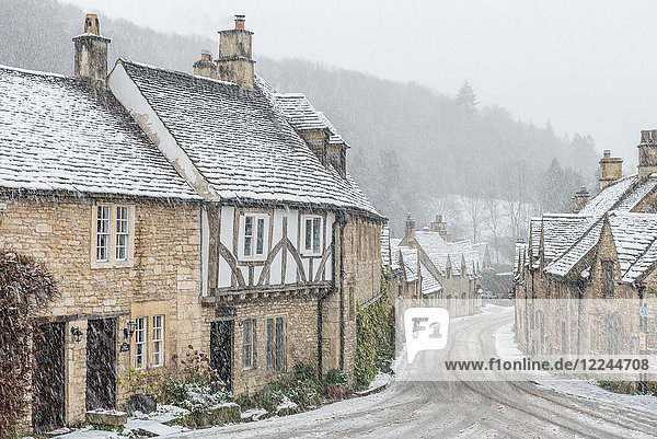 Blick auf das typisch englische Dorf Castle Combe im Schnee  Wiltshire  England  Vereinigtes Königreich  Europa