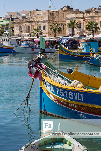 Traditionelle  bunt bemalte Fischerboote im Hafen von Marsaxlokk  Malta  Mittelmeer  Europa