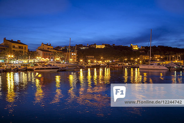Hafen in der Abenddämmerung  Porto Vecchio  Korsika  Frankreich  Mittelmeer  Europa