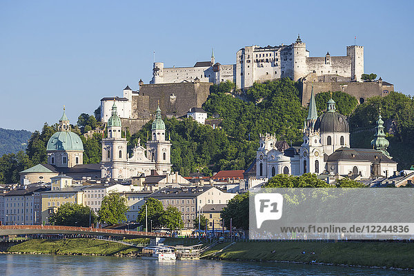 Blick auf die Salzach und die Burg Hohensalzburg über der Altstadt  UNESCO-Weltkulturerbe  Salzburg  Österreich  Europa