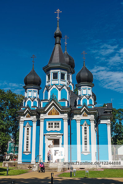 Familie verlässt die russisch-orthodoxe Kirche in Drushkinkai  einem Kurort  Südlitauen  Europa
