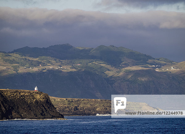 Küste der Insel Santa Maria vom Meer aus gesehen  Azoren  Portugal  Atlantik  Europa
