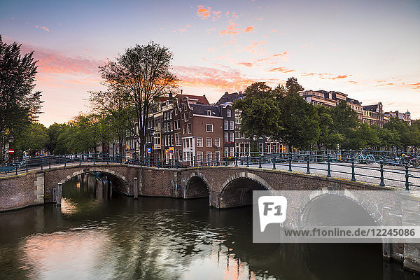 Eine Brücke über den Keizersgracht-Kanal  Amsterdam  Niederlande  Europa