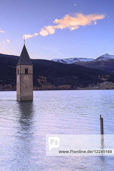 Sonnenuntergang vom berühmten Glockenturm von Curon Venosta  Reschenpass  Südtirol  Italien  Europa