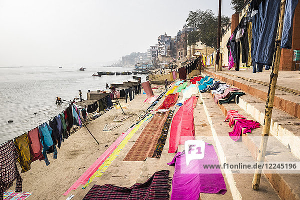 Washing drying on ghats next to the River Ganges  Varanasi  Uttar Pradesh  India  Asia