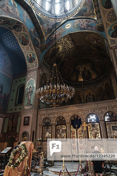 Verehrer am Altar der Sioni-Kathedrale  ursprünglich erbaut im 6. und 7. Jahrhundert  Altstadt  Tiflis  Georgien  Zentralasien  Asien