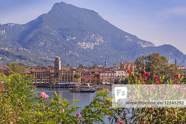 Blick von oben auf den Hafen von Riva del Garda  Gardasee  Trentino  Italienische Seen  Italien  Europa
