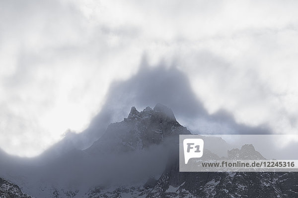 Formen über den Gipfeln im Nebel  Cime Del Largo  Bergell  Kanton Graubünden (Graisons)  Schweiz  Europa