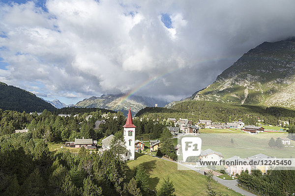 Regenbogen über der Chiesa Bianca und dem Dorf Maloja  Bergell  Engadin  Kanton Graubünden (Graisons)  Schweiz  Europa