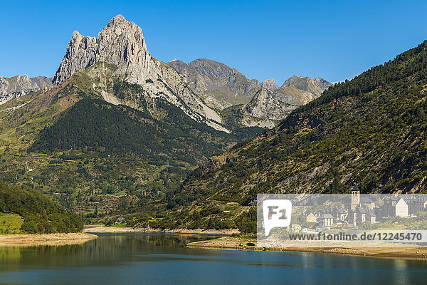 See und Dorf Lanuza und Gipfel Pena Foratata im malerischen oberen Tena-Tal  Sallent de Gallego  Pyrenäen  Provinz Huesca  Spanien  Europa