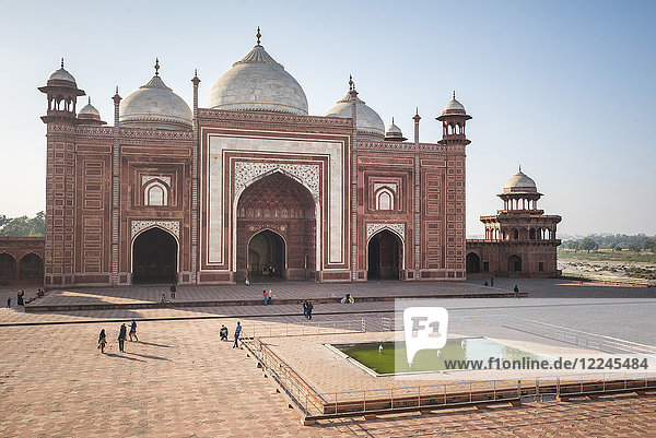 Moschee im Taj Mahal-Komplex  UNESCO-Weltkulturerbe  Agra  Uttar Pradesh  Indien  Asien