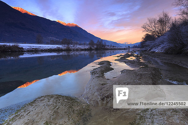 Die Farben des Sonnenuntergangs spiegeln sich im Fluss Adda  Valtellina  Lombardei  Italien  Europa