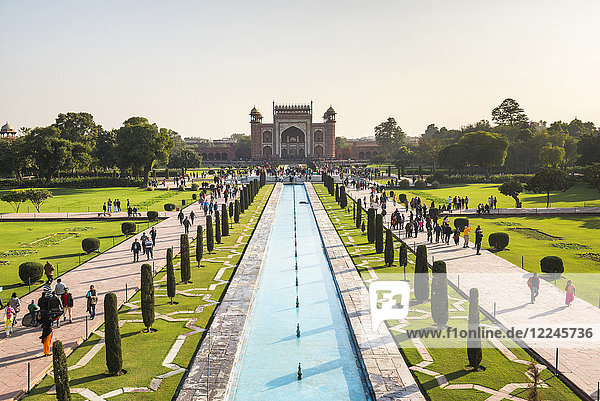 Großes Tor (Darwaza-i rauza)  der Haupteingang zum Taj Mahal  UNESCO-Weltkulturerbe  Agra  Uttar Pradesh  Indien  Asien