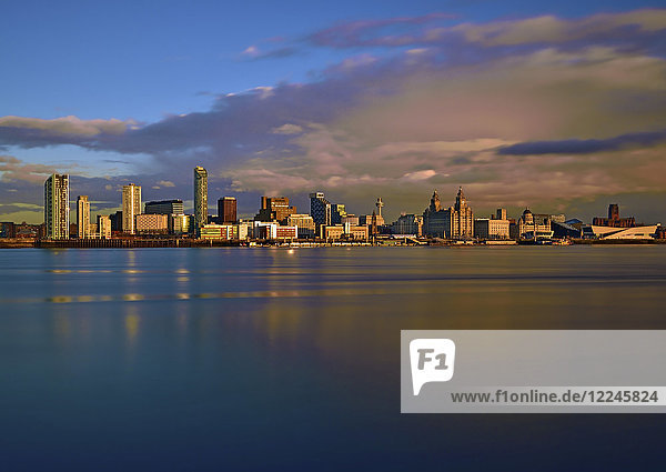 Abendlicher Blick über den Fluss Mersey auf die Liverpool Waterfront  Liverpool  Merseyside  England  Vereinigtes Königreich  Europa