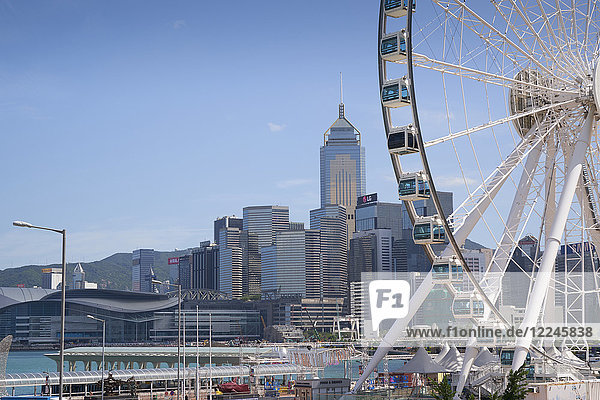 Das Hong Kong Observation Wheel  Victoria Harbour  mit dem International Convention Centre  Hong Kong Island dahinter  Hong Kong  China  Asien