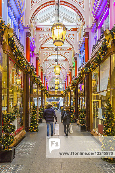 Weihnachtsdekoration und Einkäufer in The Royal Arcade  Mayfair  London  England  Vereinigtes Königreich  Europa