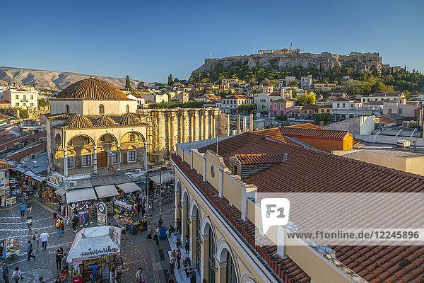 Erhöhte Ansicht des Monastiraki-Platzes mit der Akropolis im Hintergrund am späten Nachmittag  Bezirk Monastiraki  Athen  Griechenland  Europa