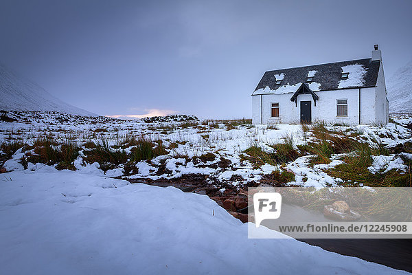 Glencoe Bothy im Winter  Region Highland  Schottland  Vereinigtes Königreich  Europa