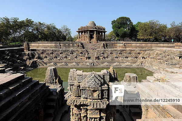 Modhera-Sonnentempel  erbaut zwischen 1026 und 1027  kunstvoll in Stein gehauen und der Sonnengottheit Surya gewidmet  Modhera  Bezirk Mehsana  Gujarat  Indien  Asien