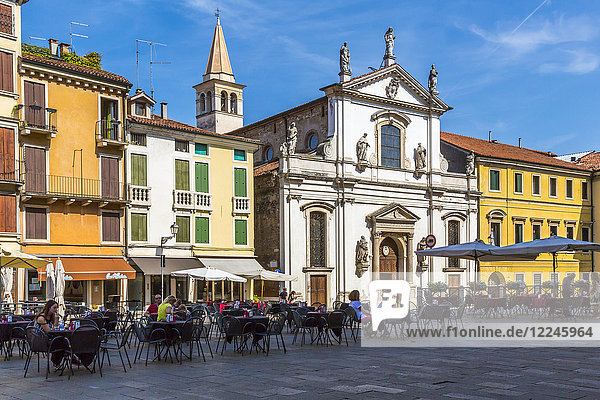 Blick auf Cafés und Architektur rund um die Piazza dei Signori  Vicenza  Venetien  Italien  Europa