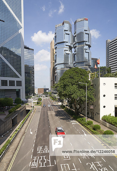 Rotes Taxi in Central  Hong Kong Island  mit dem Bank of China Tower und dem Lippo Centre dahinter  Hongkong  China  Asien