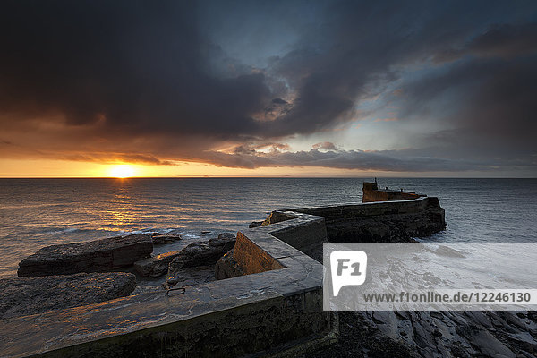 Die Blocks (der Zickzack-Wellenbrecher) bei Sonnenaufgang im Hafen von St. Monans in Fife  East Neuk  Schottland  Vereinigtes Königreich  Europa