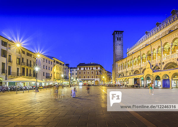 Cafés und Turm von Anziani auf der Piazza della Frutta in der Abenddämmerung  Palazzo Ragione ist sichtbar  Padua  Venetien  Italien  Europa
