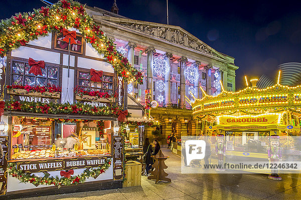 Weihnachtsmarkt  Karussell und Stadtratsgebäude am Old Market Square in der Abenddämmerung  Nottingham  Nottinghamshire  England  Vereinigtes Königreich  Europa