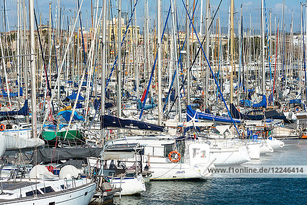 Segelboote im Jachthafen von Barcelona am Port Vell  Barcelona  Katalonien  Spanien  Europa