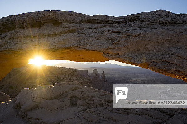 Delicate Arch mit aufgehender Sonne  Arches National Park  Utah  Vereinigte Staaten von Amerika  Nordamerika