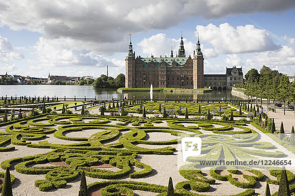 Schloss Frederiksborg Slot und der Barockgarten  Hillerod  Seeland  Dänemark  Skandinavien  Europa
