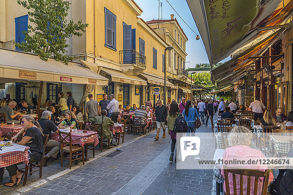 Blick auf Restaurants und Cafés auf Mitropleos am späten Nachmittag  Athen  Griechenland  Europa
