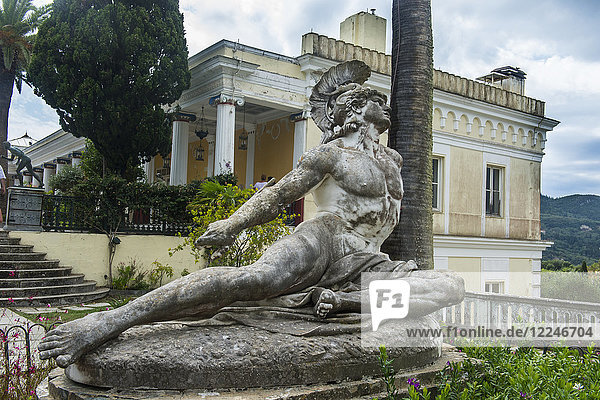 Achilles-Statue im Achilleion-Palast  Altstadt von Korfu  Ionische Inseln  Griechische Inseln  Griechenland  Europa
