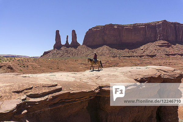 John Fords Point and the Three Sisters und Cowboy auf Pferd  Monument Valley  Grenze zwischen Arizona und Utah  Vereinigte Staaten von Amerika  Nordamerika