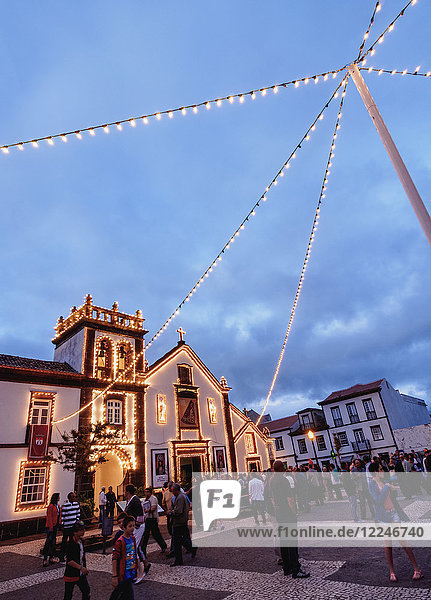 Kloster des Heiligen Franziskus und Kirche Nossa Senhora das Vitorias  Dämmerung  Vila do Porto  Insel Santa Maria  Azoren  Portugal  Atlantik  Europa