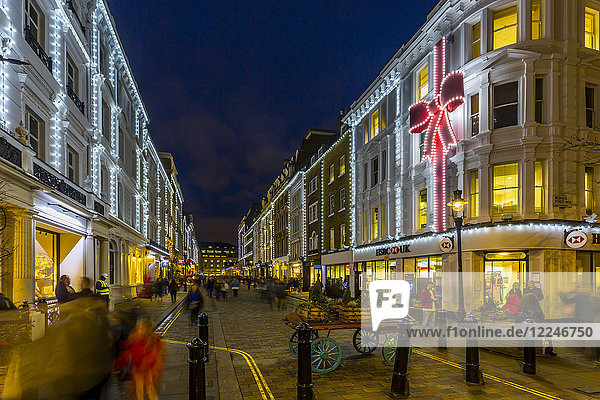 Blick auf die Weihnachtsbeleuchtung in der Kings Street bei Covent Garden in der Abenddämmerung  London  England  Vereinigtes Königreich  Europa