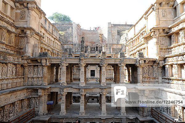 Kunstvoll geschnitzter Stufenbrunnen aus dem 11. Jahrhundert aus der Chaulukya-Dynastie Rani ki Vav  UNESCO-Weltkulturerbe  Patan  Gujarat  Indien  Asien