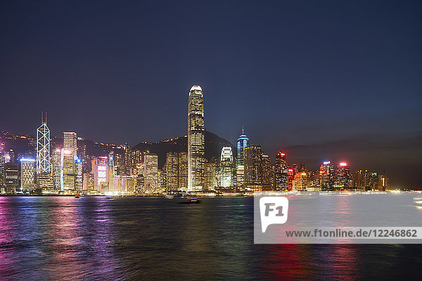 Skyline des Finanzzentrums auf Hongkong Island bei Nacht mit dem Bank of China Tower und dem Two International Finance Centre (2IFC)  Hongkong  China  Asien